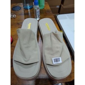 CUSHIONAIRE Women's Pia Platform Sandal